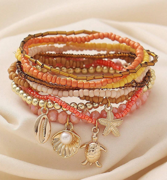 This flexible bracelet set is decorated with chains and nautical charms, perfect for summer.