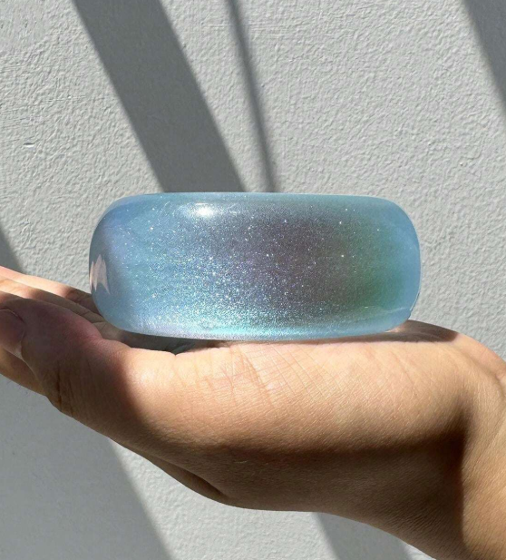 1 Piece Asymmetrical Resin Bracelet with Laser Gradient Color, Beach Vacation Accessories