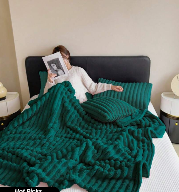 1pc Solid Color Cute Plush Blanket, Soft & Skin-Friendly Fluffy Throw Blanket