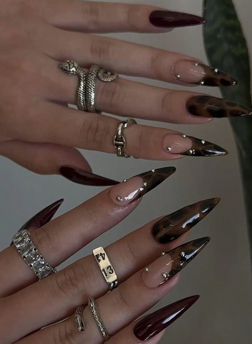 24 pieces of French nail stickers with brown leopard design, long tips and silver beads, vintage style full coverage false nails, suitable for daily use by women and girls