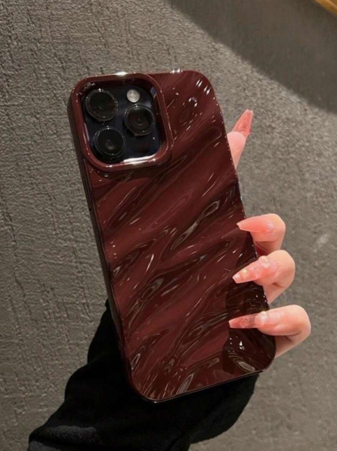 Minimalist and asymmetrical phone case with a trendy wave design