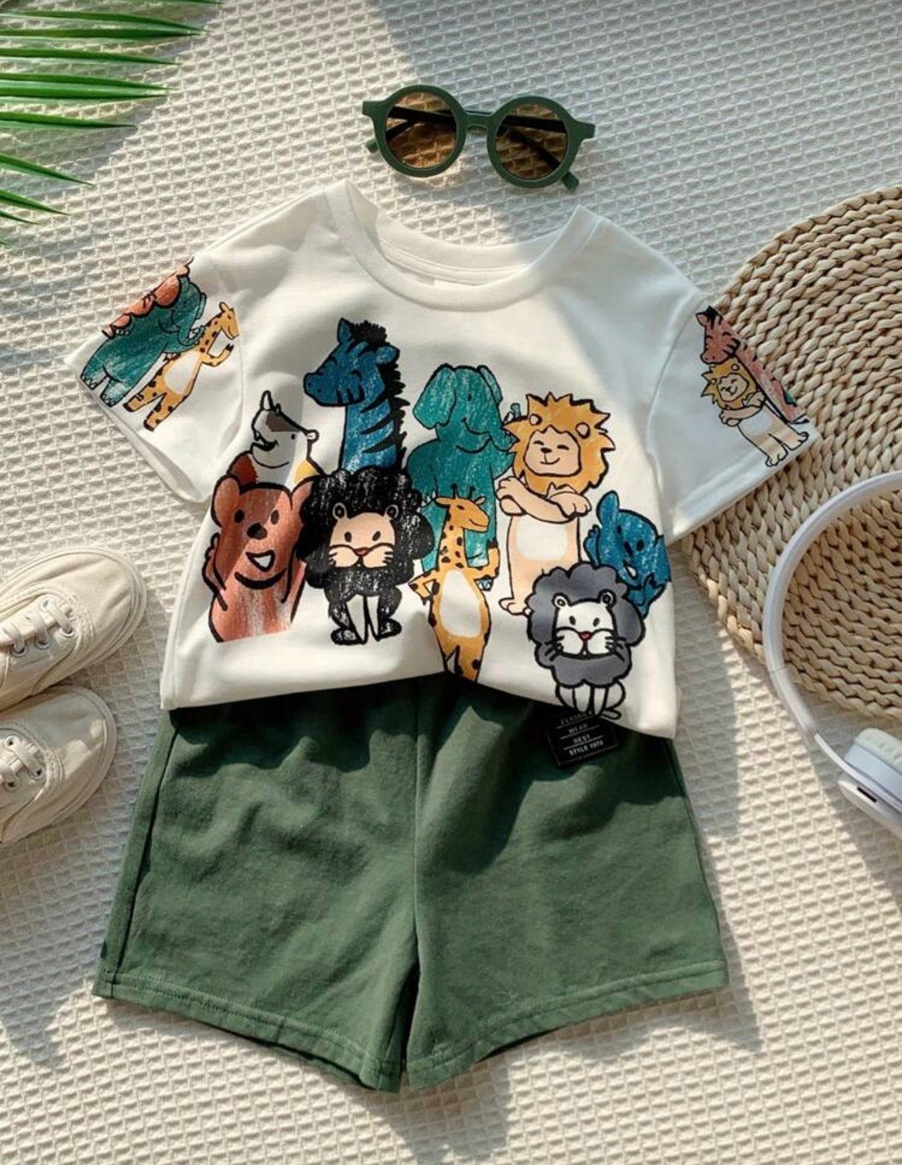 SHEIN 2pcs Baby Boys White Summer Casual Cute Beach Animal Crayon Print Loose Fit Round Neck Knitted T-Shirt & Knitted Shorts Set,Suitable For Outdoor Wear