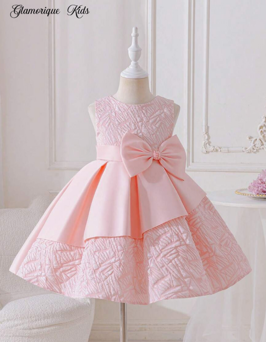 Glamorique Kids dress with a large bow at the waist, in a single color and with a wide train, suitable for little girls' birthday parties.