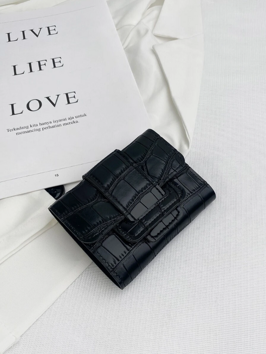 Women's wallet with crocodile print on the flap